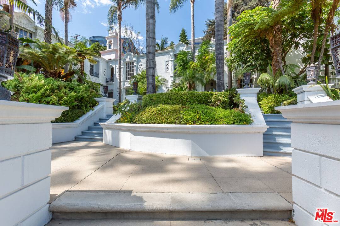 8499 FOUNTAIN AVE 2.0 Sunset Strip LA