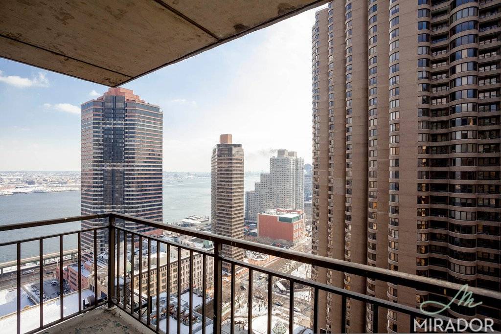 Beautiful high floor South facing apartment with a private balcony.