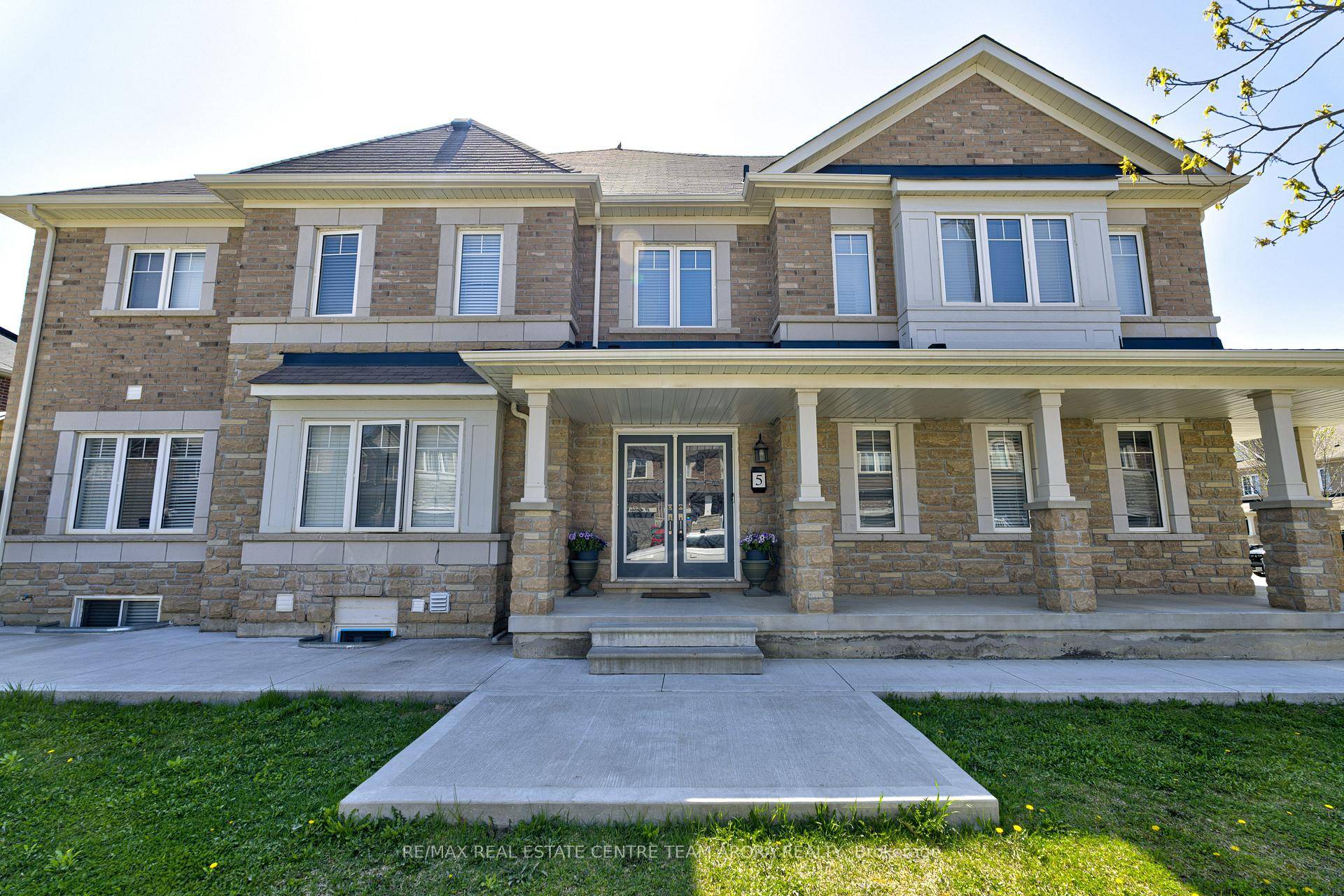 This beautifully designed, spacious freehold corner townhome nestled in the desirable Northwest Brampton community.