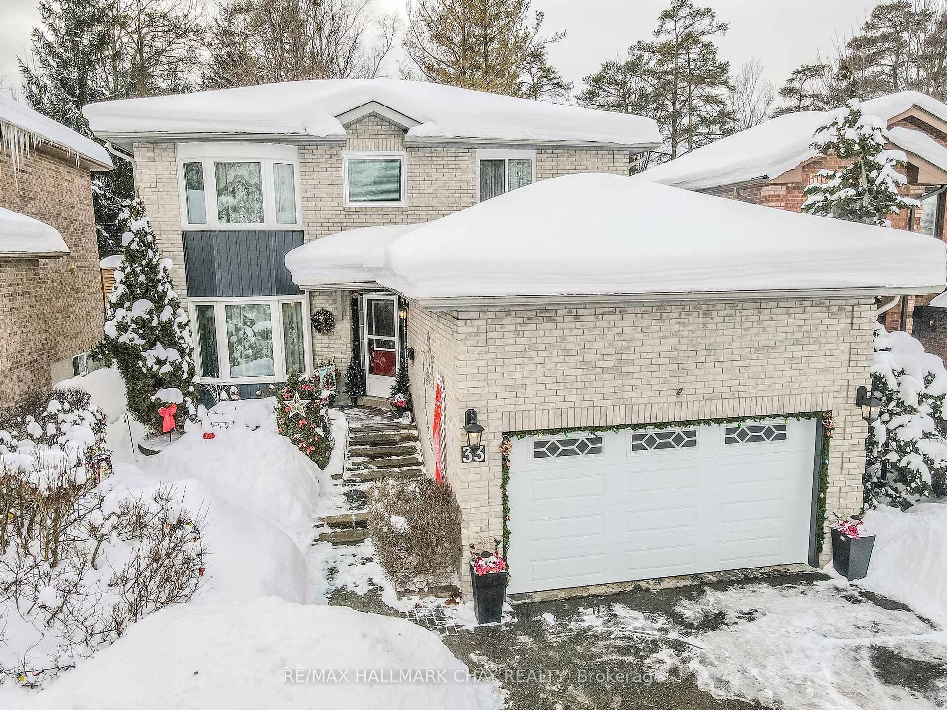 Welcome to 33 Irwin Drive, a delightful home situated in the highly sought after Northwest Barrie neighborhood.