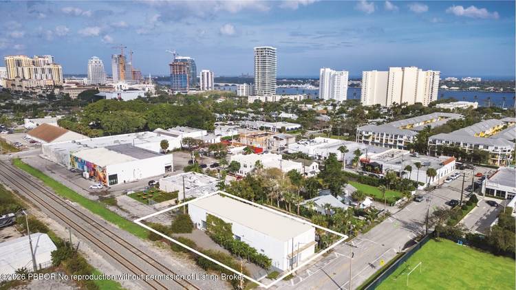 Spectacular commercial space located in Downtown West Palm Beach.