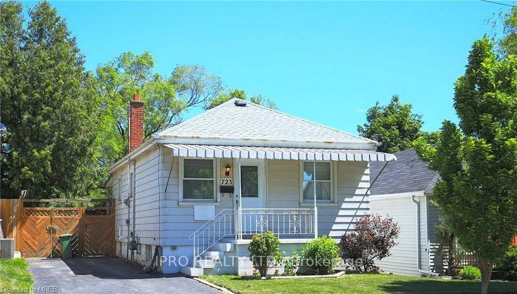 BRIGHT amp ; SPACIOUS 2 bedrooms, 1 bathroom, living room and kitchen bungalow, Located in a quiet neighborhood, very close to the highways, QEW and Redhill Valley Pkwy.