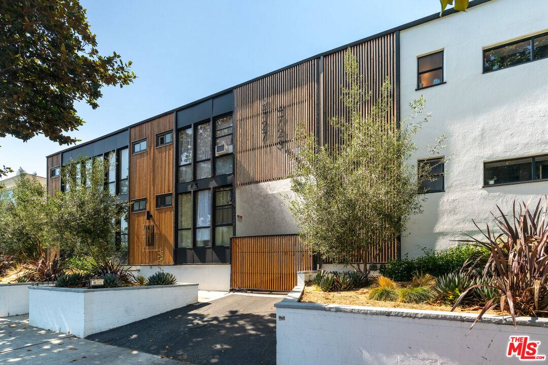 4723   Beverly Blvd 21BR Mid Wilshire La