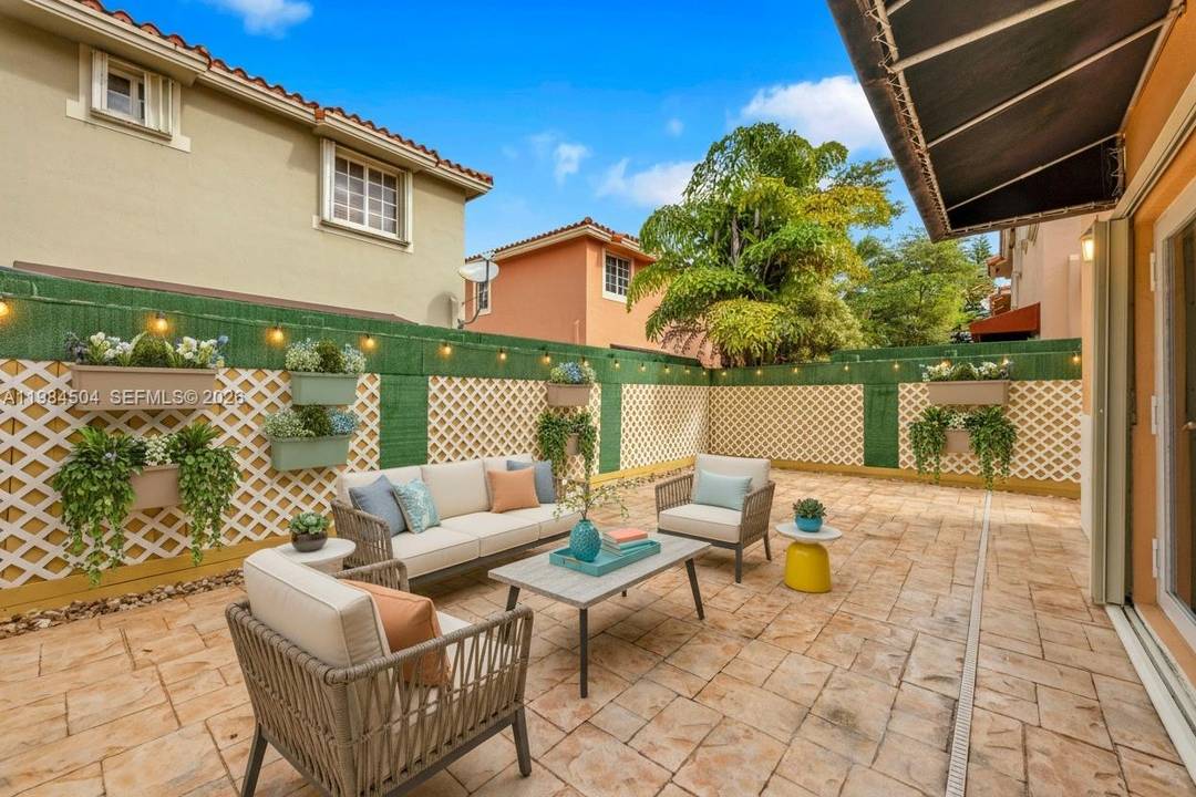 Exceptional location in the quiet, gated Villas of Barcelona community !