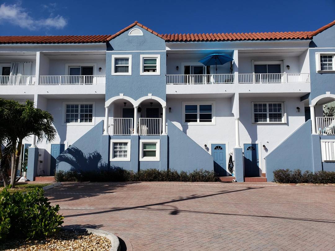ADVERTISED RENT IS THE MONTHLY BASE RATE 2 WEEK MINIMUM 4 bed 4 bath townhome is the perfect retreat for your beach getaway.