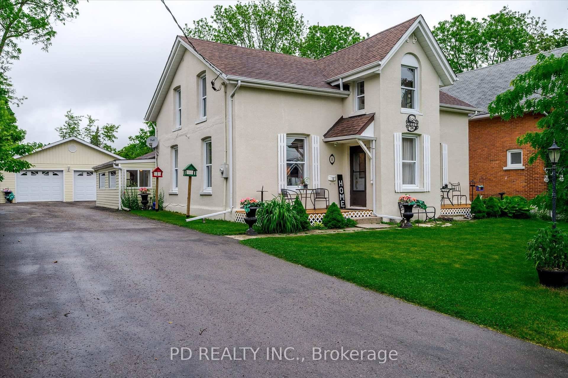 Spacious amp ; Versatile Home in the Heart of Lindsay.