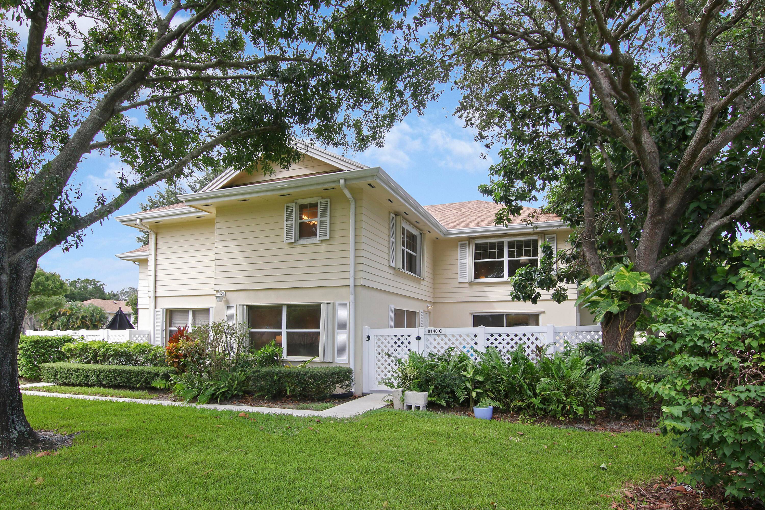 Welcome to 8140 Bridgewater Ct Unit 40C within the gated community of Wellesley at Lake Clarke Shores.