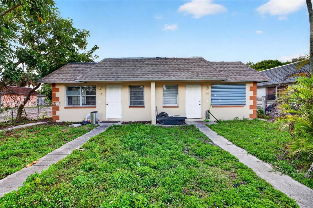 This Fort Lauderdale duplex presents a prime opportunity for both investors and end users, ideally situated near the airport, major roadways, and the area s renowned beaches.