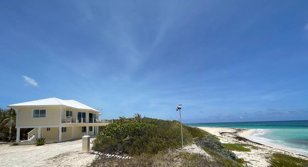 BEACH HOME & 3 LOTS Single Family Home Long-Island-Bahamas