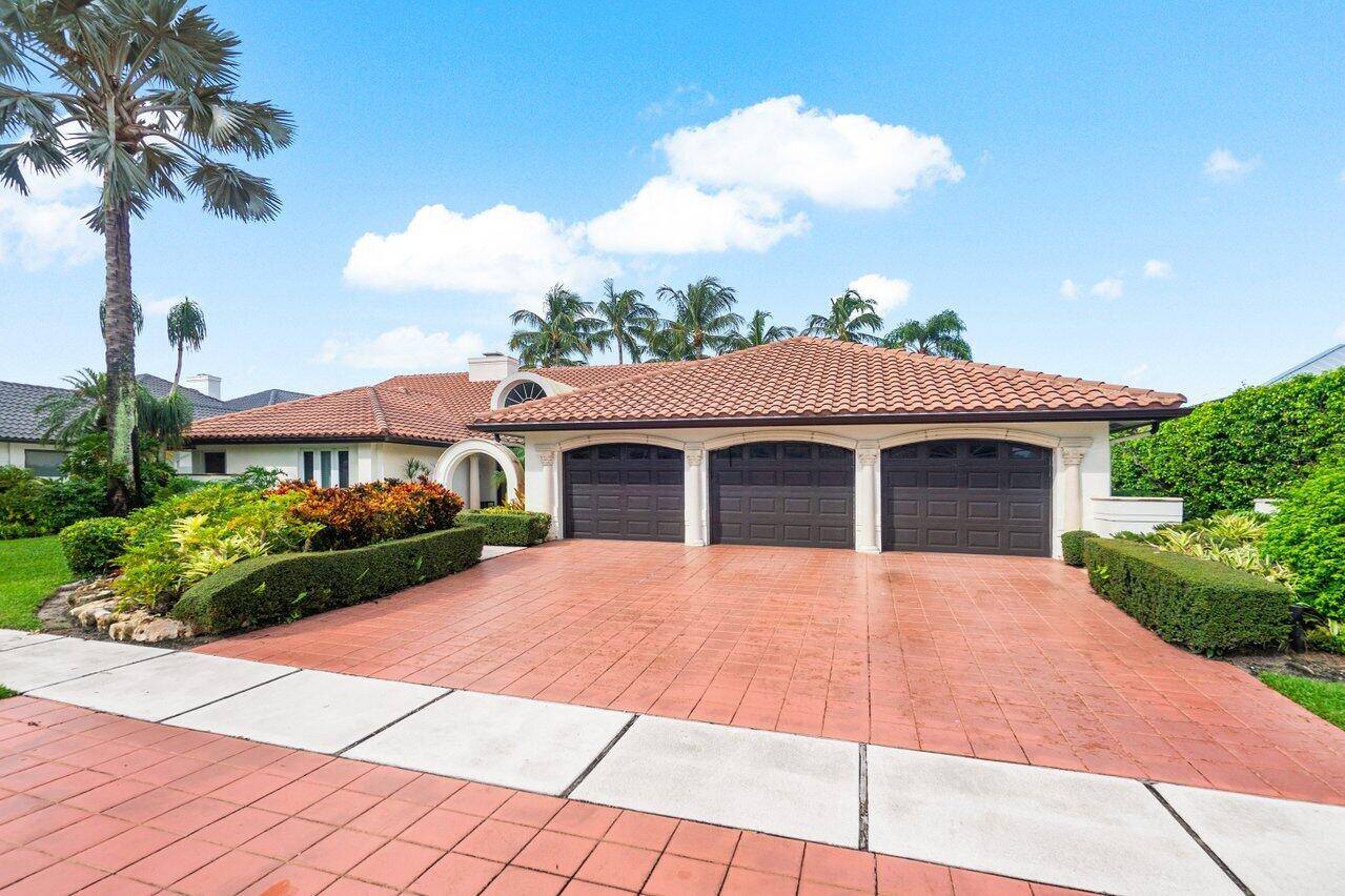 Stunning 4BD 4BA, plus den loft area on incredible lot with some of the best lake views in all of Woodfield Hunt Club.