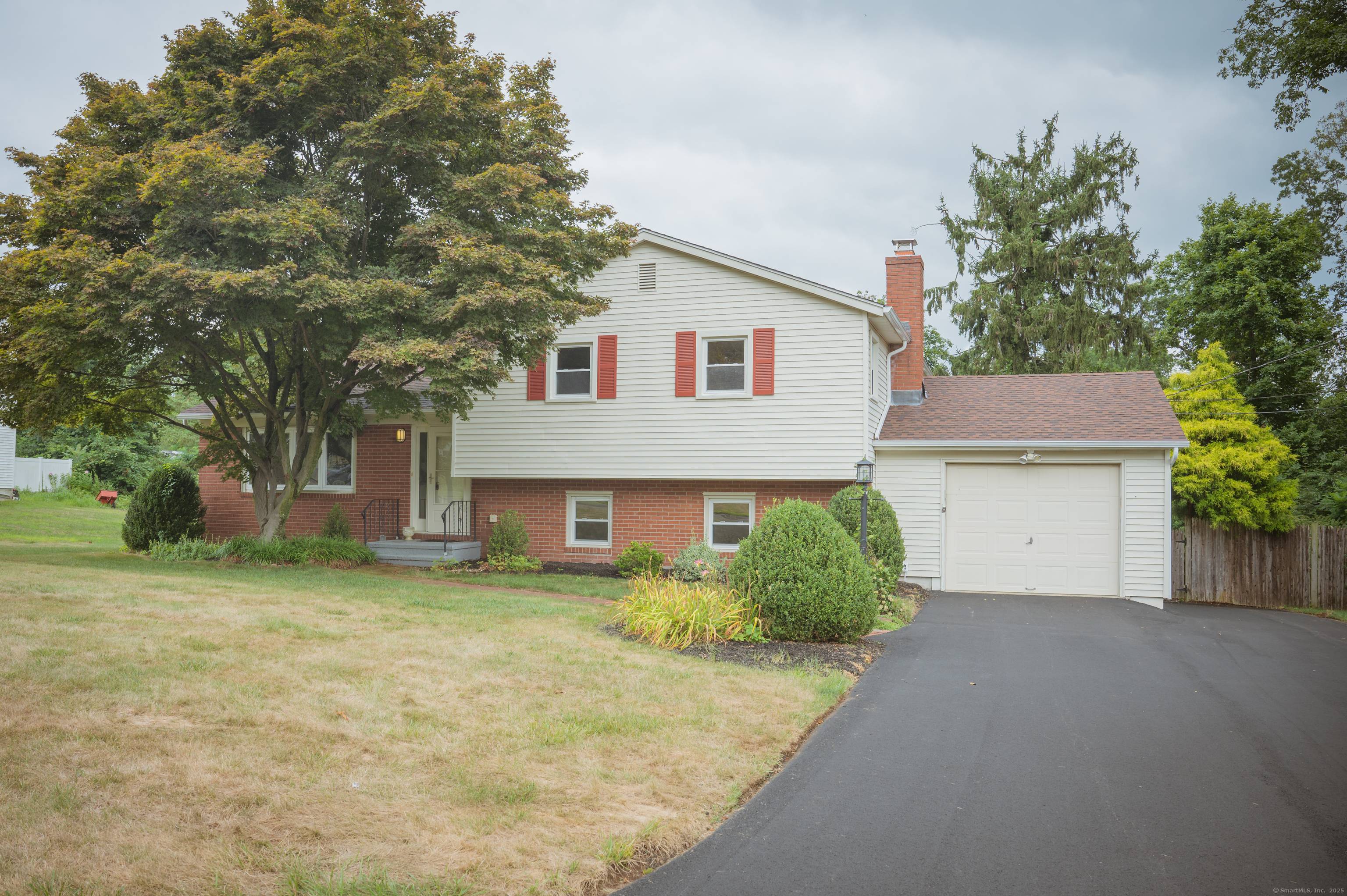 Come and see this lovely well maintained split level that is located just around the corner from the local public elementary school and recreational playground and ball fields !