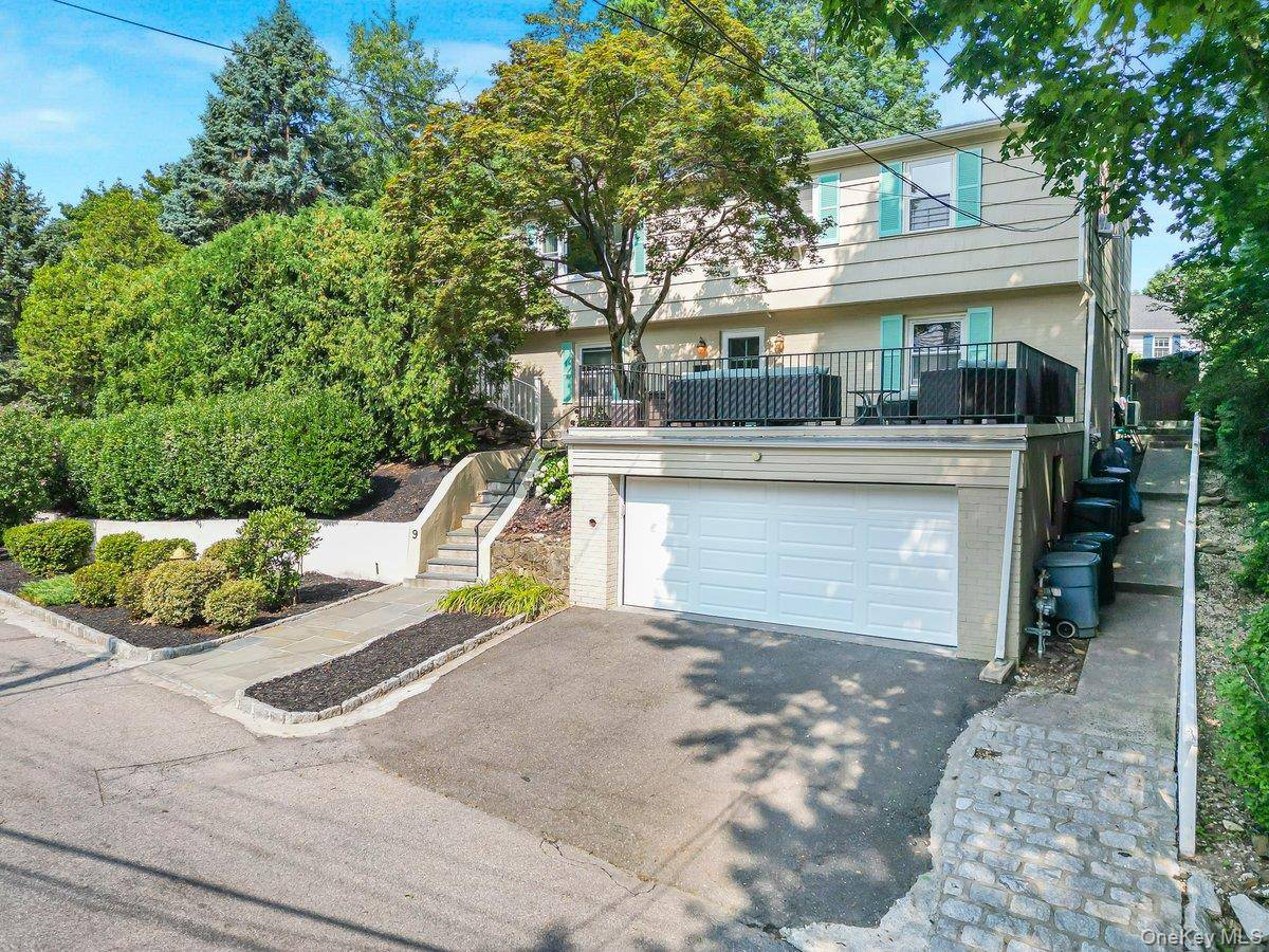 Nestled on a serene, tree lined cul de sac in the sought after Lawrence Park West neighborhood of Bronxville, this stunning 4 bedroom, 3 bathroom contemporary residence offers the perfect ...