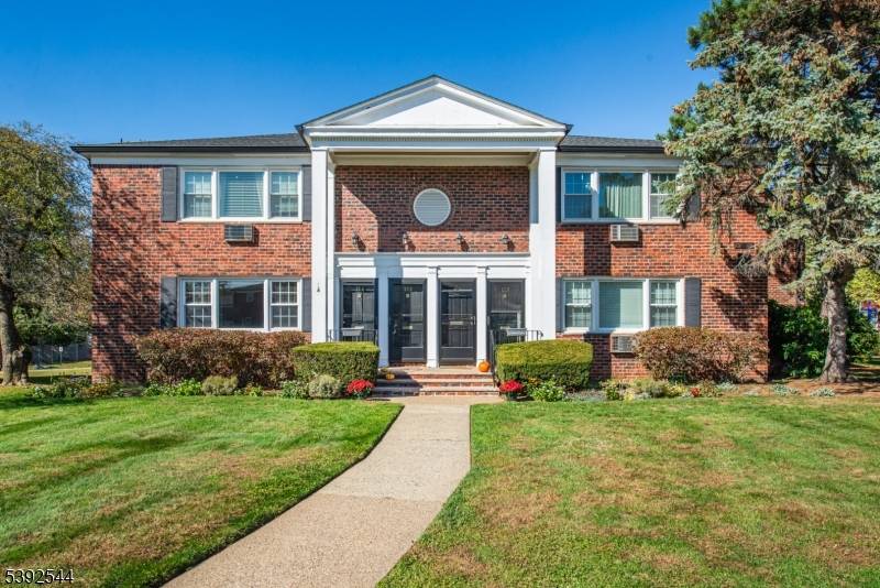 Walk to town from this affordable one bedroom unit in Township Village.