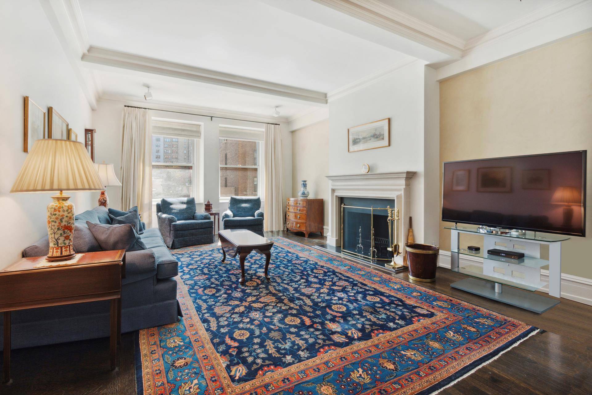 Welcome home to this beautiful and gracious classic 6 Upper East Side apartment !