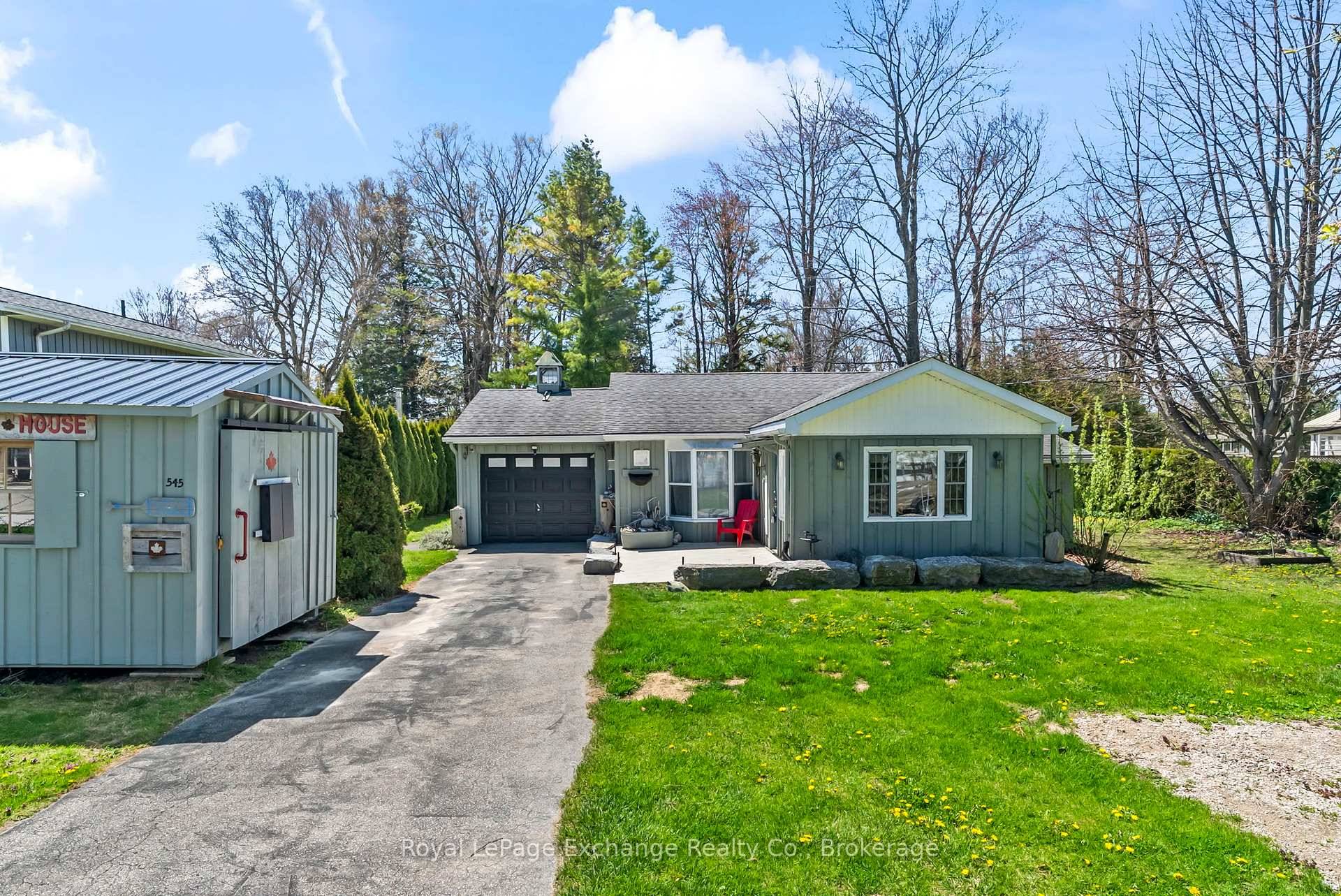 Welcome to your perfect getaway in the heart of Point Clark !