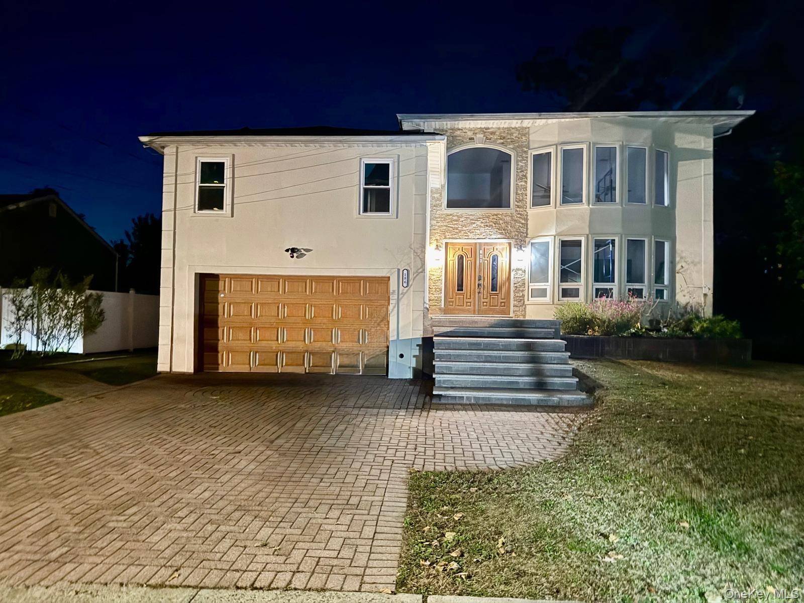 XxLarge Expanded Split. Custom Designed Large 5 Bedrooms, 3 Baths, Newley Renovated Eat in Kitchen with Island, Dining Room with sliding door to deck, 18ft Ceiling Living Room.