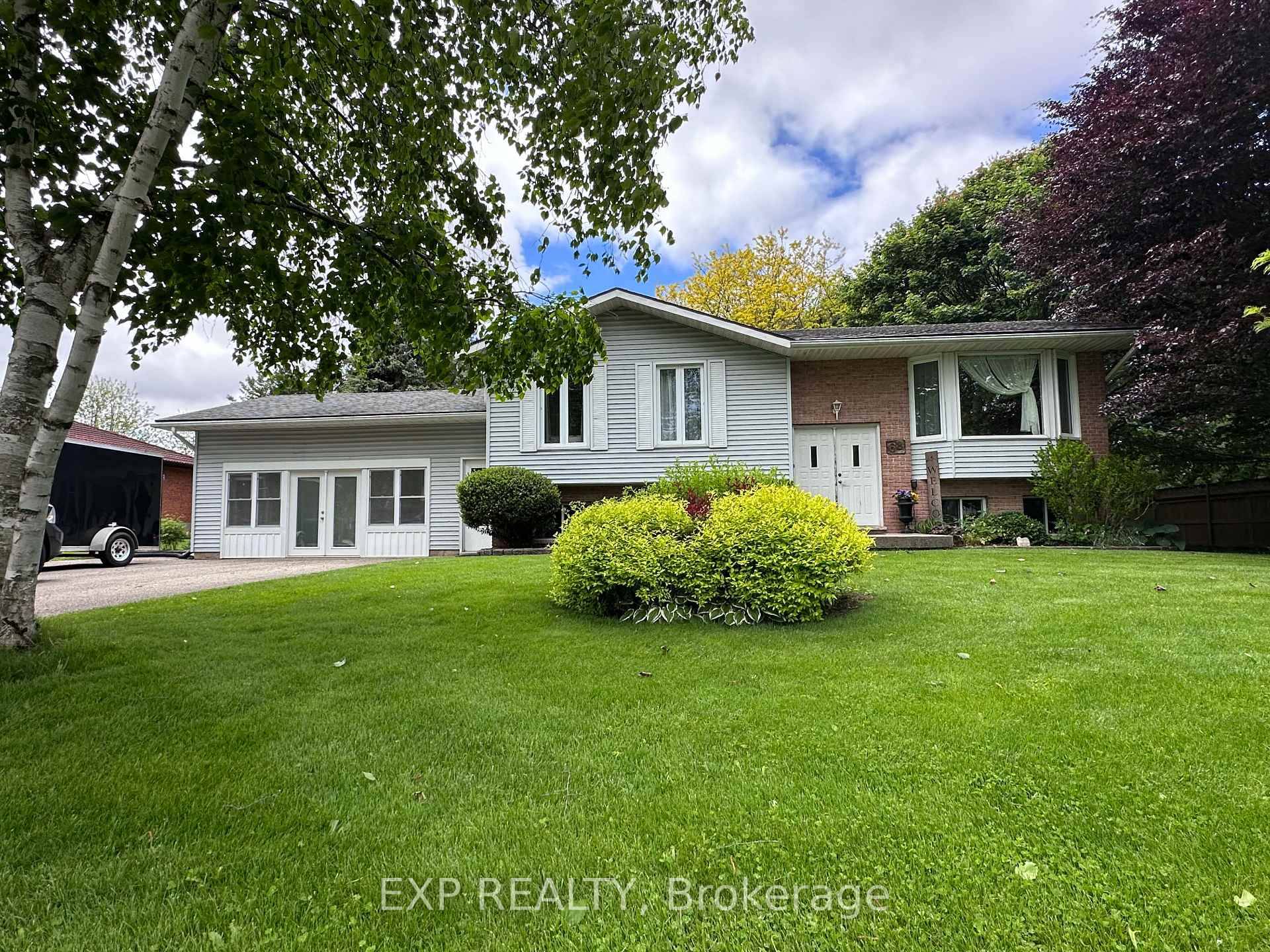 Welcome to this spacious and versatile side split home nestled in the heart of Innerkip !