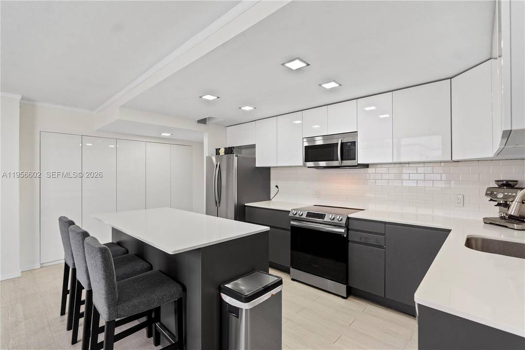 Spacious penthouse three bedroom condo located in the heart of Aventura, featuring 24 7 security and a central location.