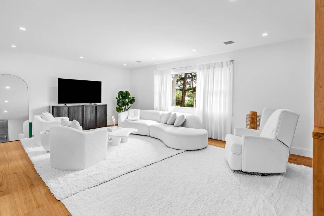 Beautiful Home Seconds Away from Pvt Bay Beach