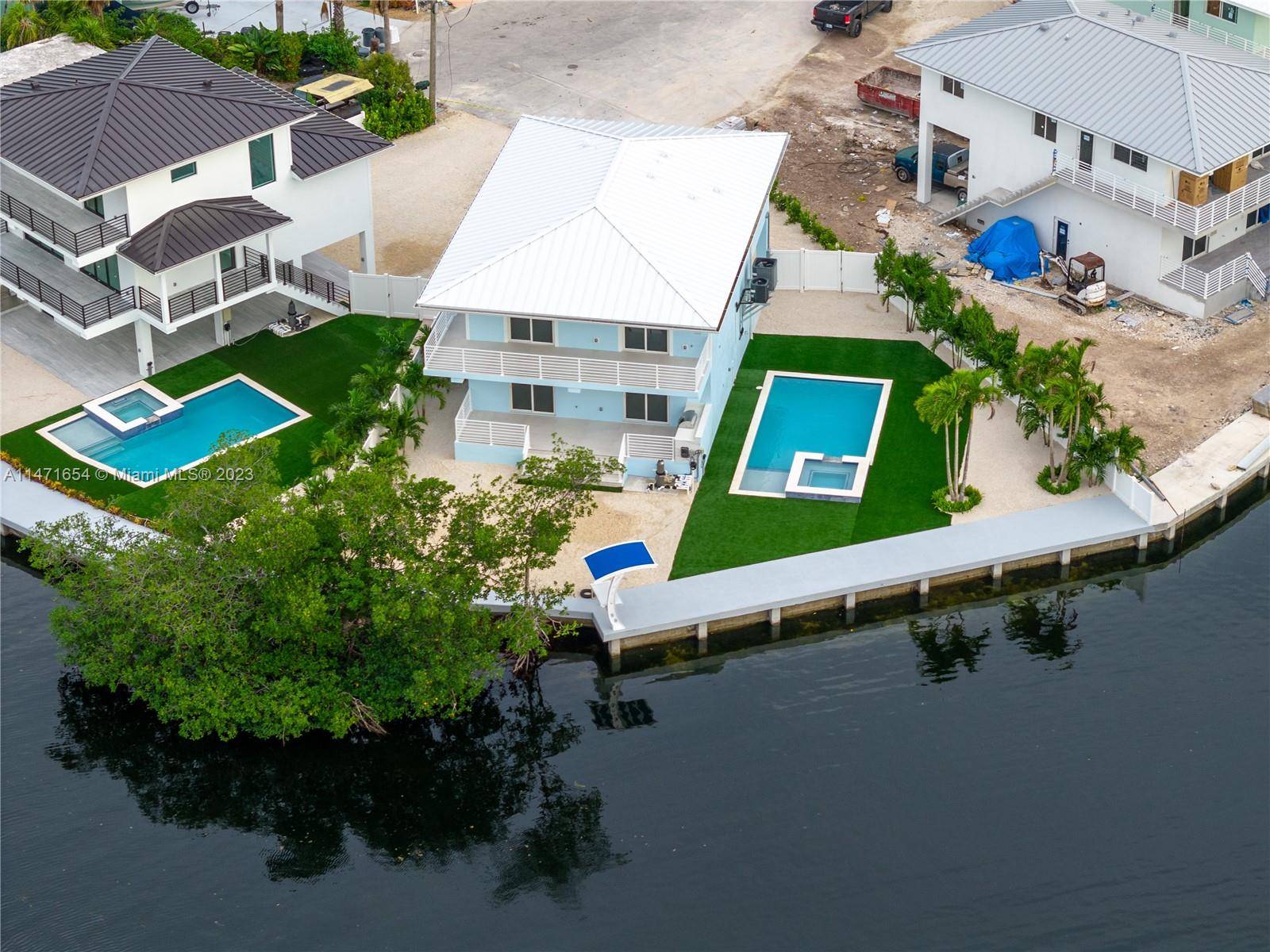 Spectacular property for anyone who wants to enjoy their years of life in a house with the glamour of a resort that provides an extensive 100 foot long dock to ...