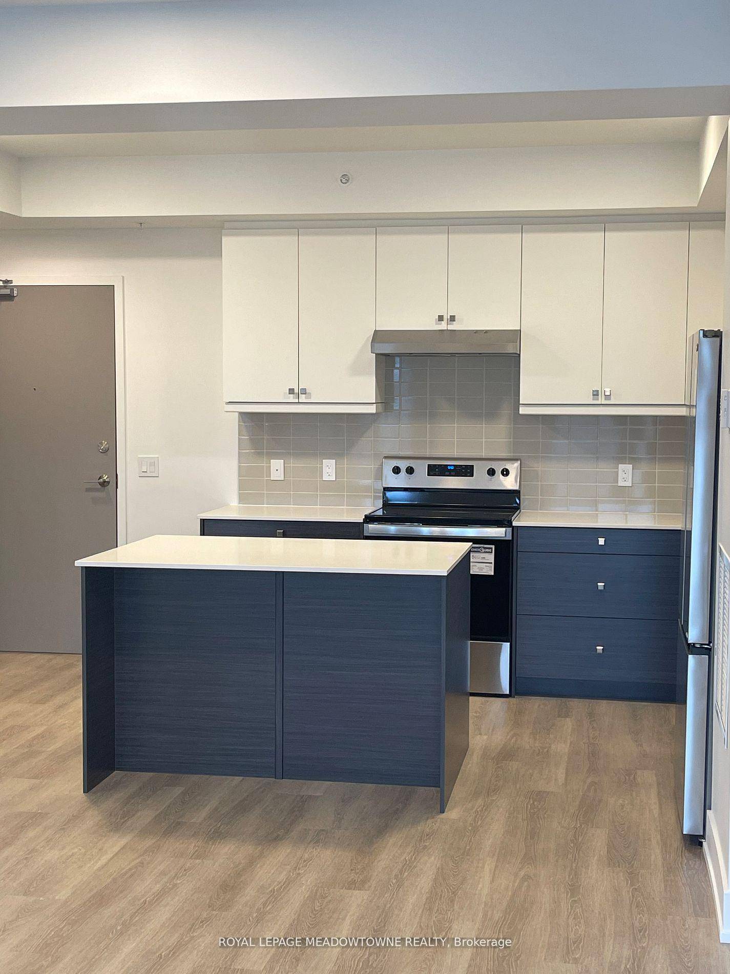This Luxury 2 Bedrooms and 2 Bathrooms Condominium Unit offers over 1000sqf of upscale living space with open concept layout and lots of natural light.