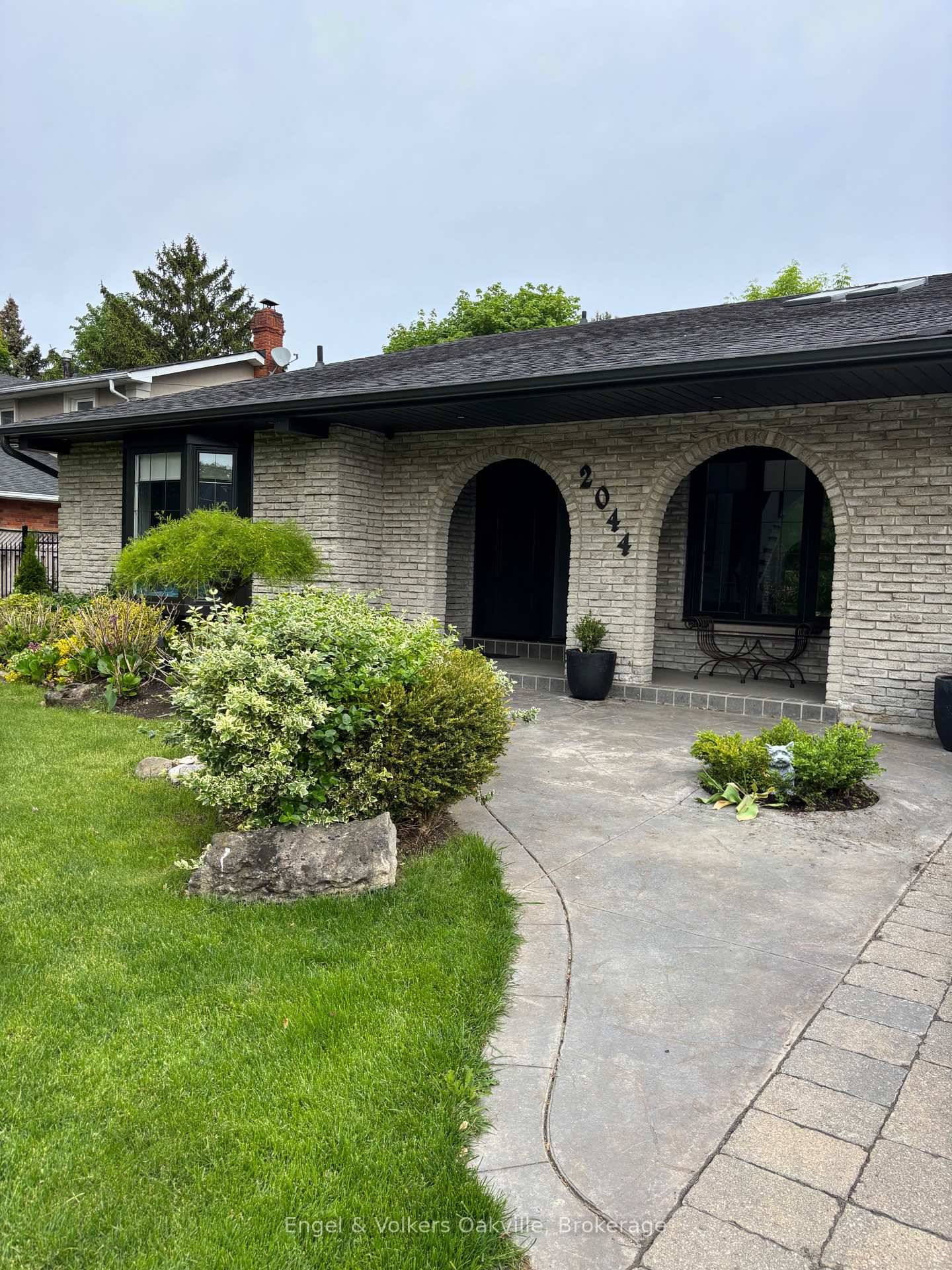 Welcome to 2044 Mississauga Road, a prestigious street in a sought after neighbourhood in Mississauga.