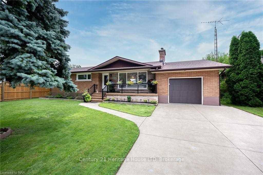 UTILITIES INCLUDED ! This beautifully refreshed and renovated 2 BEDROOM, 1 BATHROOM BASEMENT UNIT offers immediate possession.