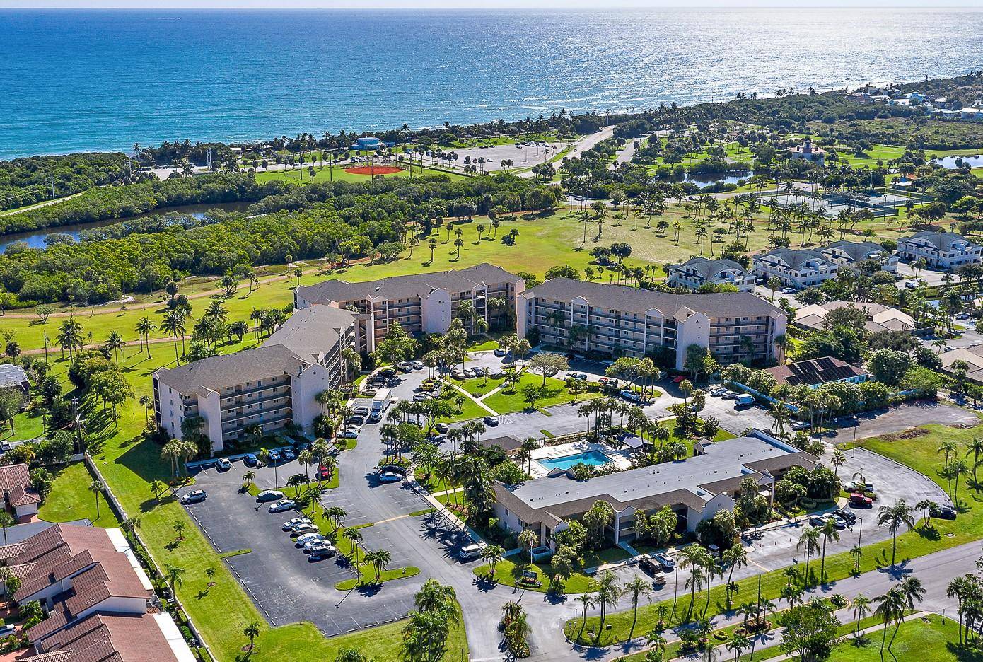 AVAILABLE SEASON 2026 ! Fully furnished East exposure condo.