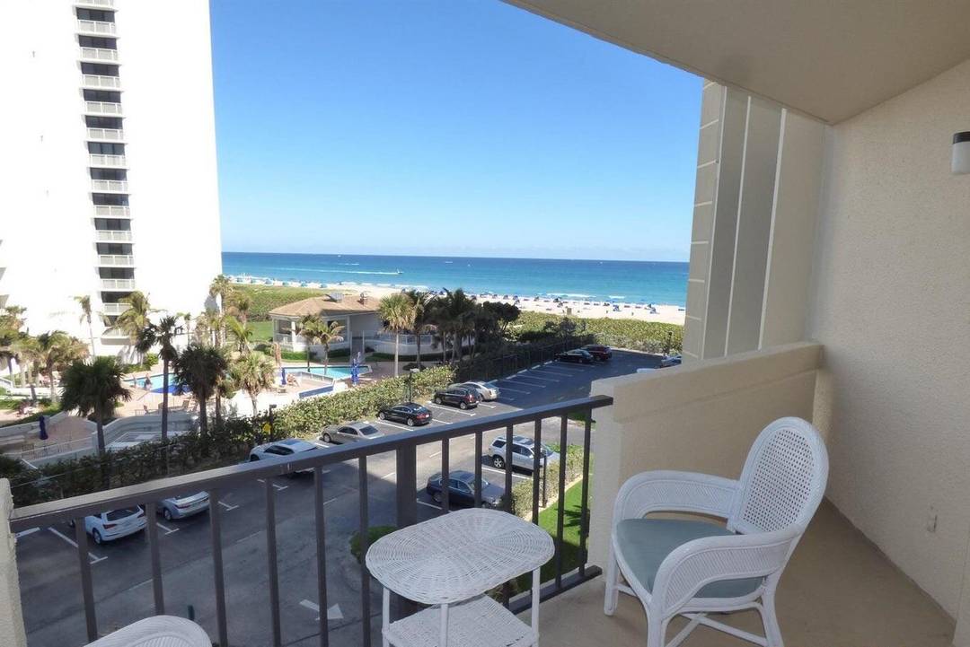 Beautiful Oceanfront condo ready for immediate occupancy.