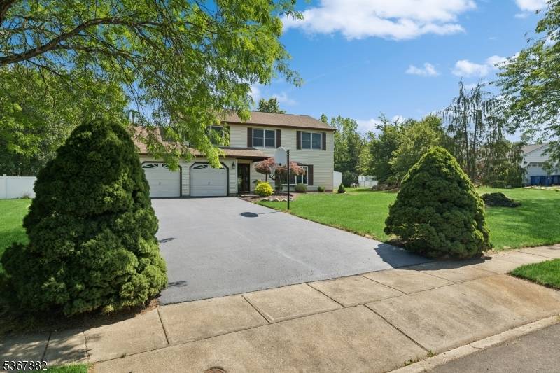 Beautiful 4 bed 2. 5 bath Colonial on.