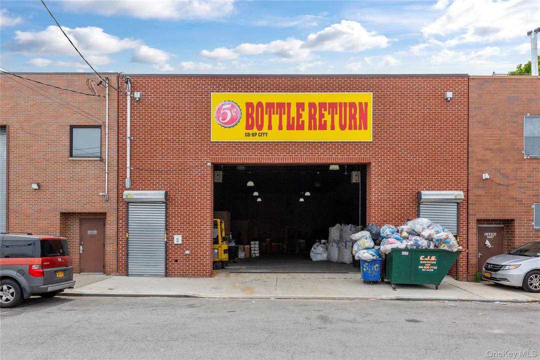 For Lease Lease Assignment Opportunity 4, 375 SF Warehouse Lease Through February 2030 Presenting a rare lease assignment opportunity in a brand new, high clearance warehouse located in the heart ...