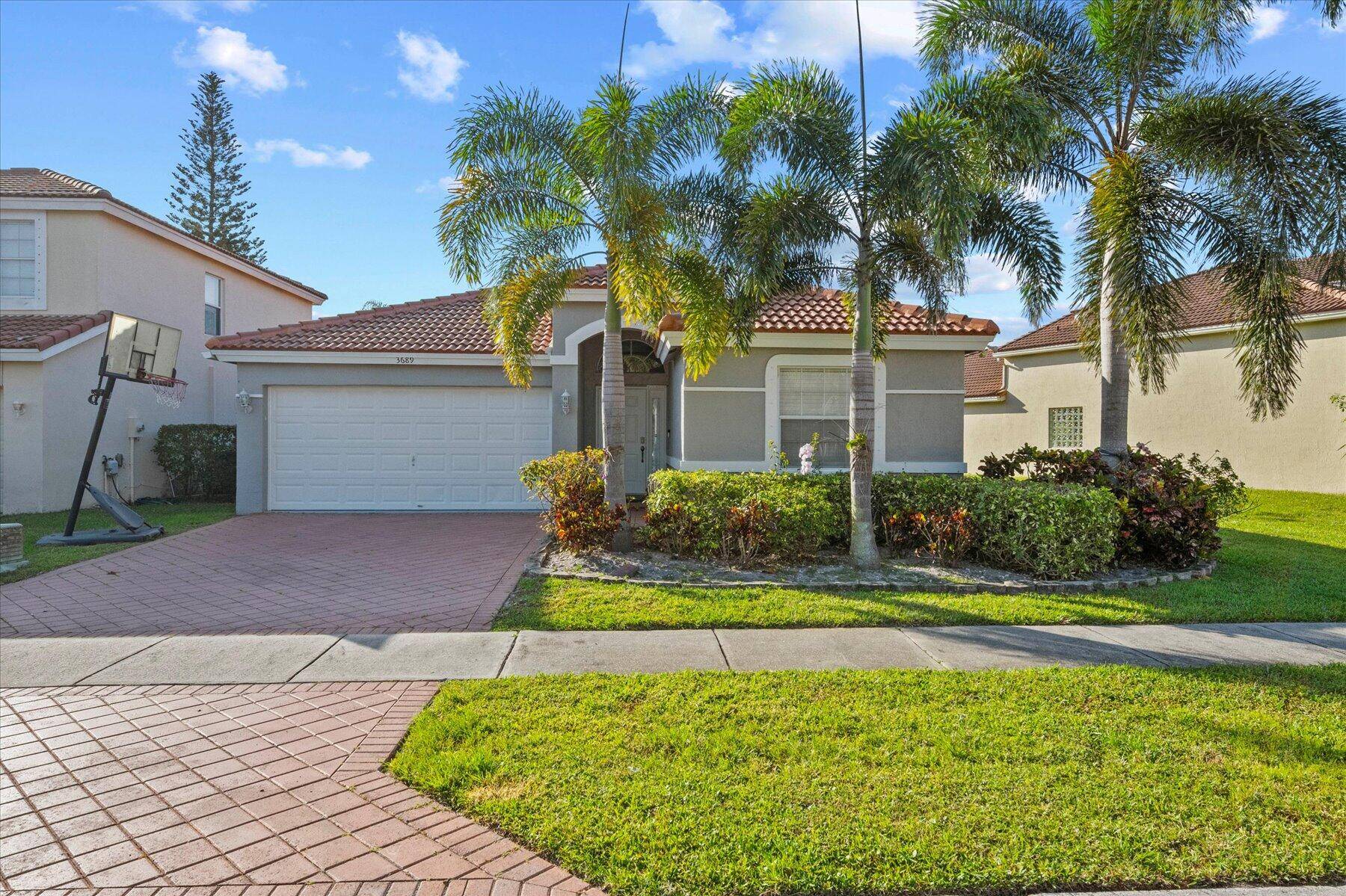 BEAUTIFUL MODERN HOME FOR RENT IN THE GRAND ISLE GREAT LOCATION NEAR TO EQUESTRIAN SHOPPING TURPIKE AND RESTAURANTS.