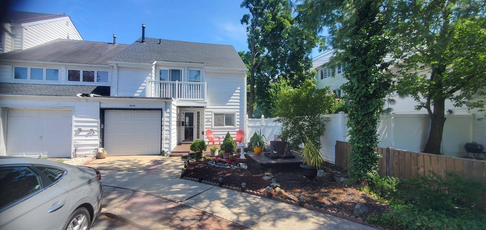 30 CHESTNUT CIRCLE. END UNIT This 4 Bedroom 2.