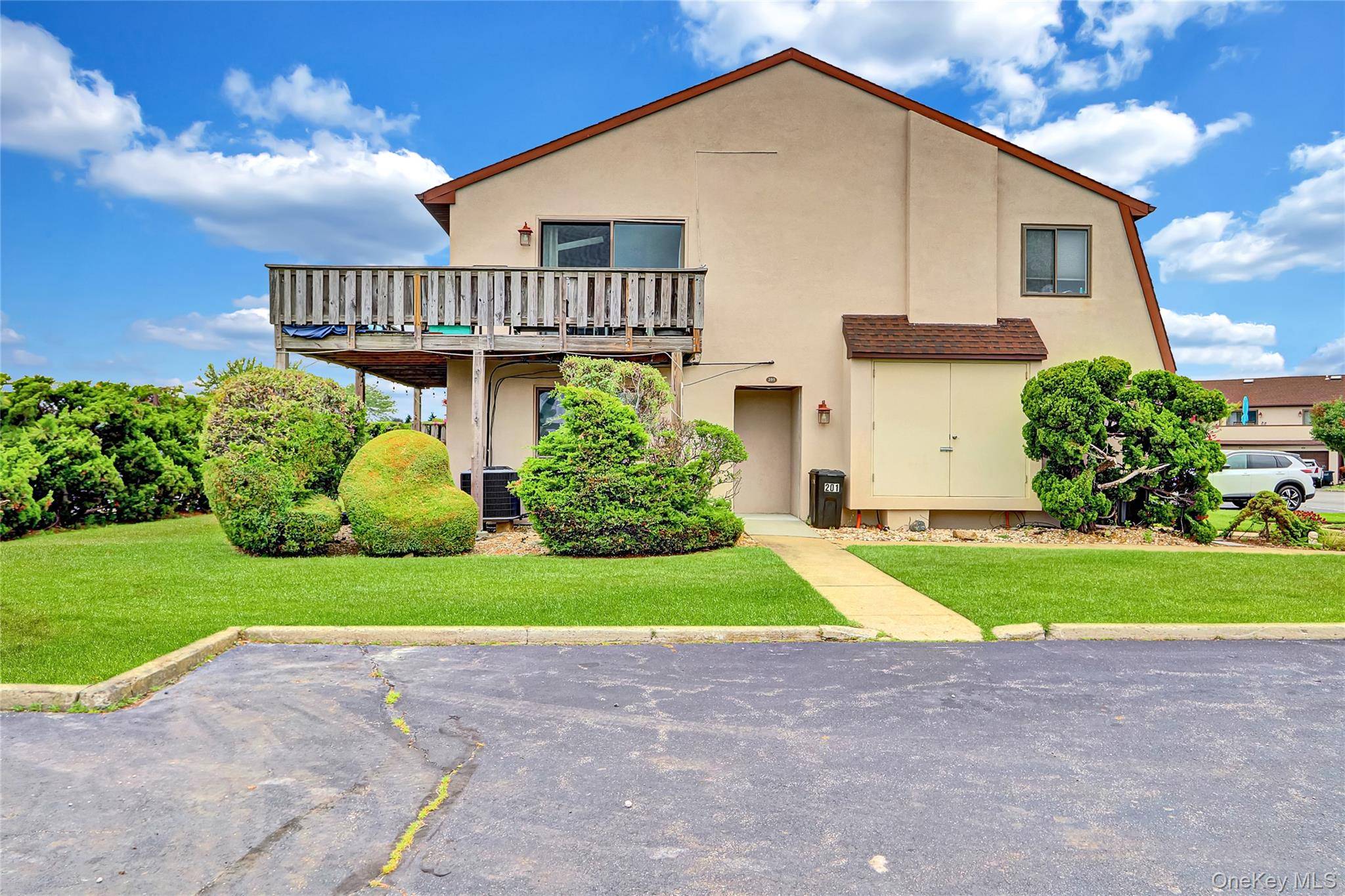 Beautiful 1st floor corner unit, water view, totally renovated !