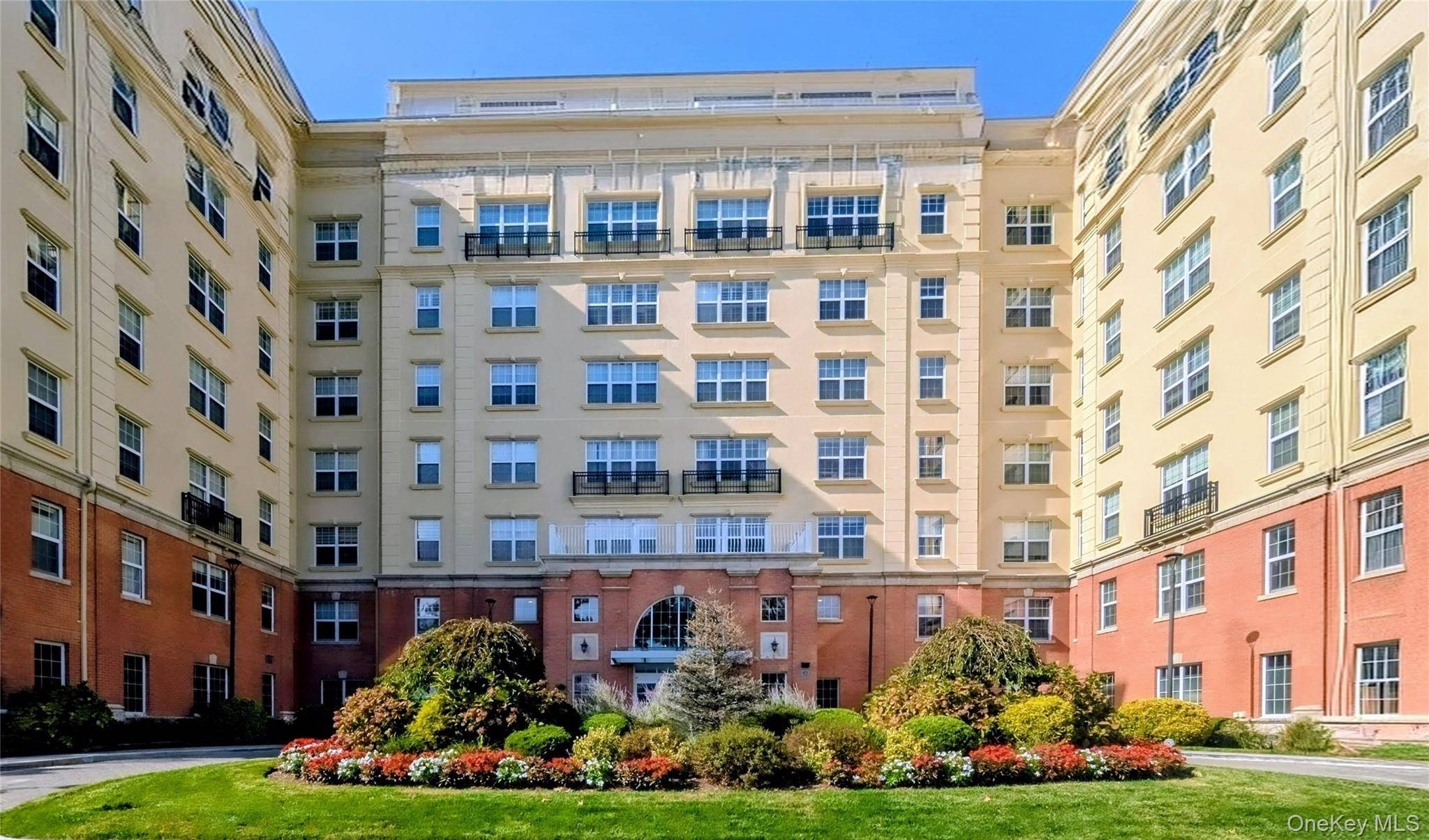 This luxury Larchmont Condo offers today s effortless lock and leave lifestyle.