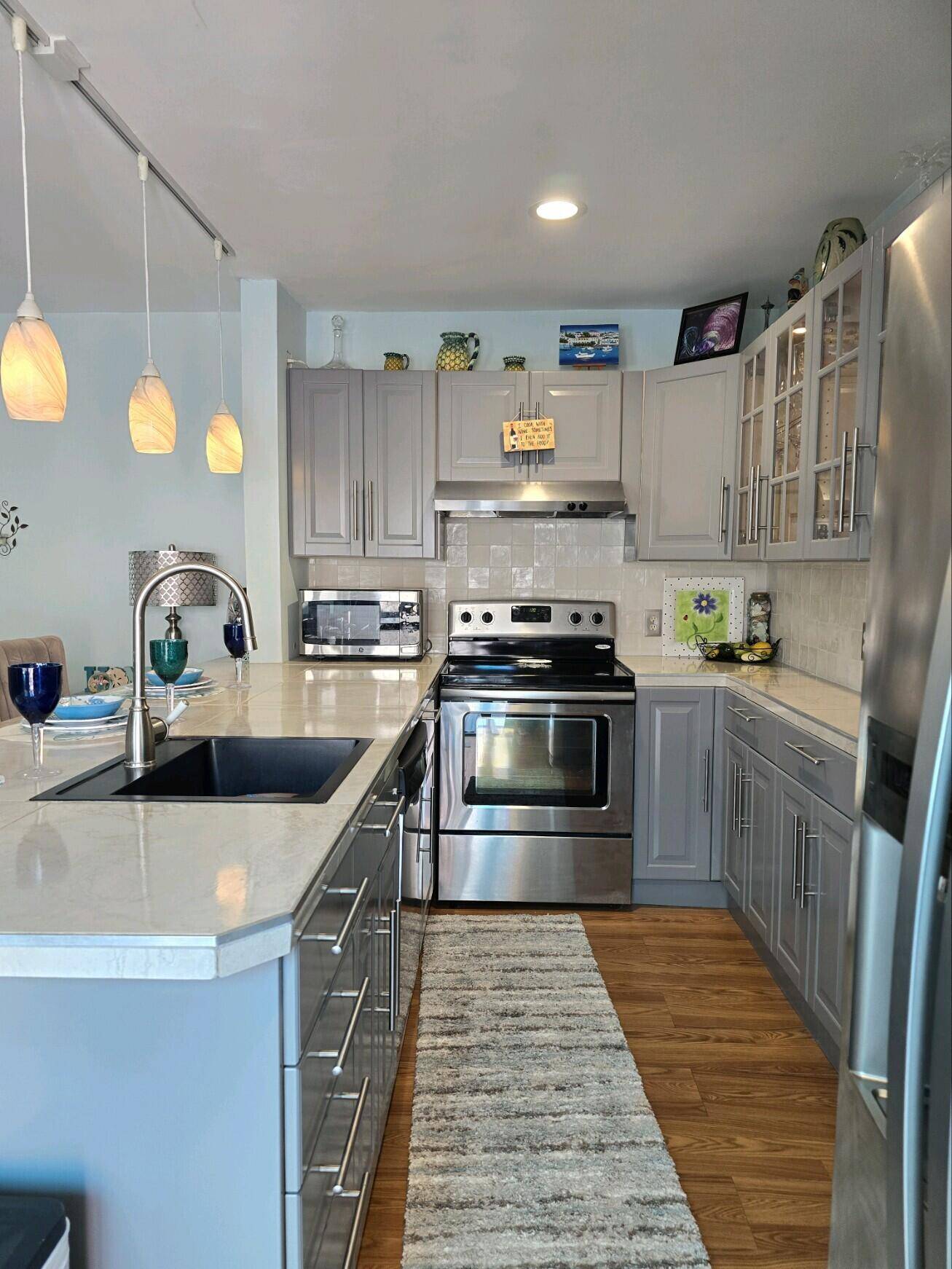 Jupiter Ocean and Racquet club is walking distance to Jupiter Beach and a lovely walk along River Walk to restaurants and shops and Harbor Side.