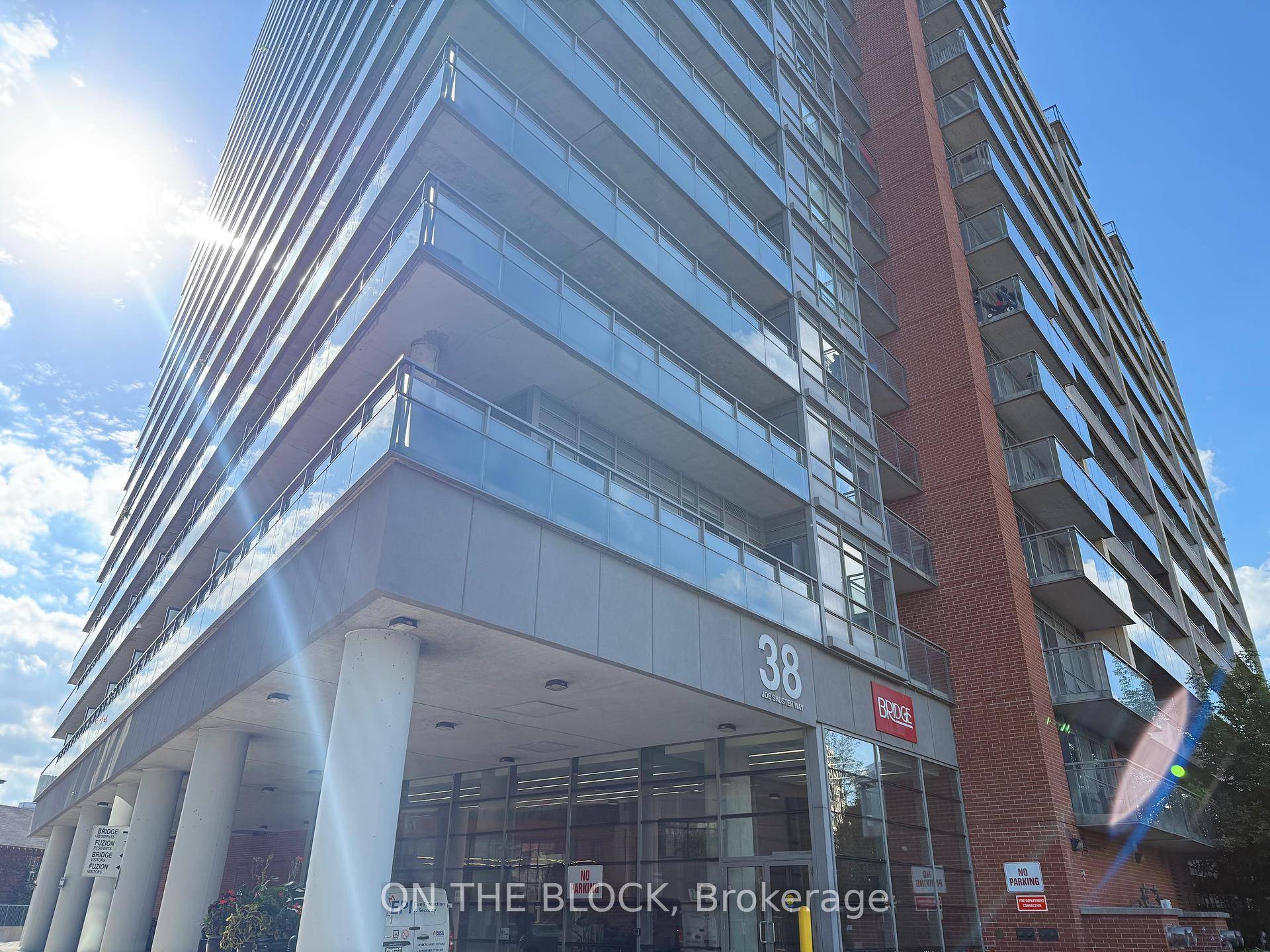 Presenting a stunning One bedroom plus den, two bath condominium located in the vibrant King West neighbourhood.
