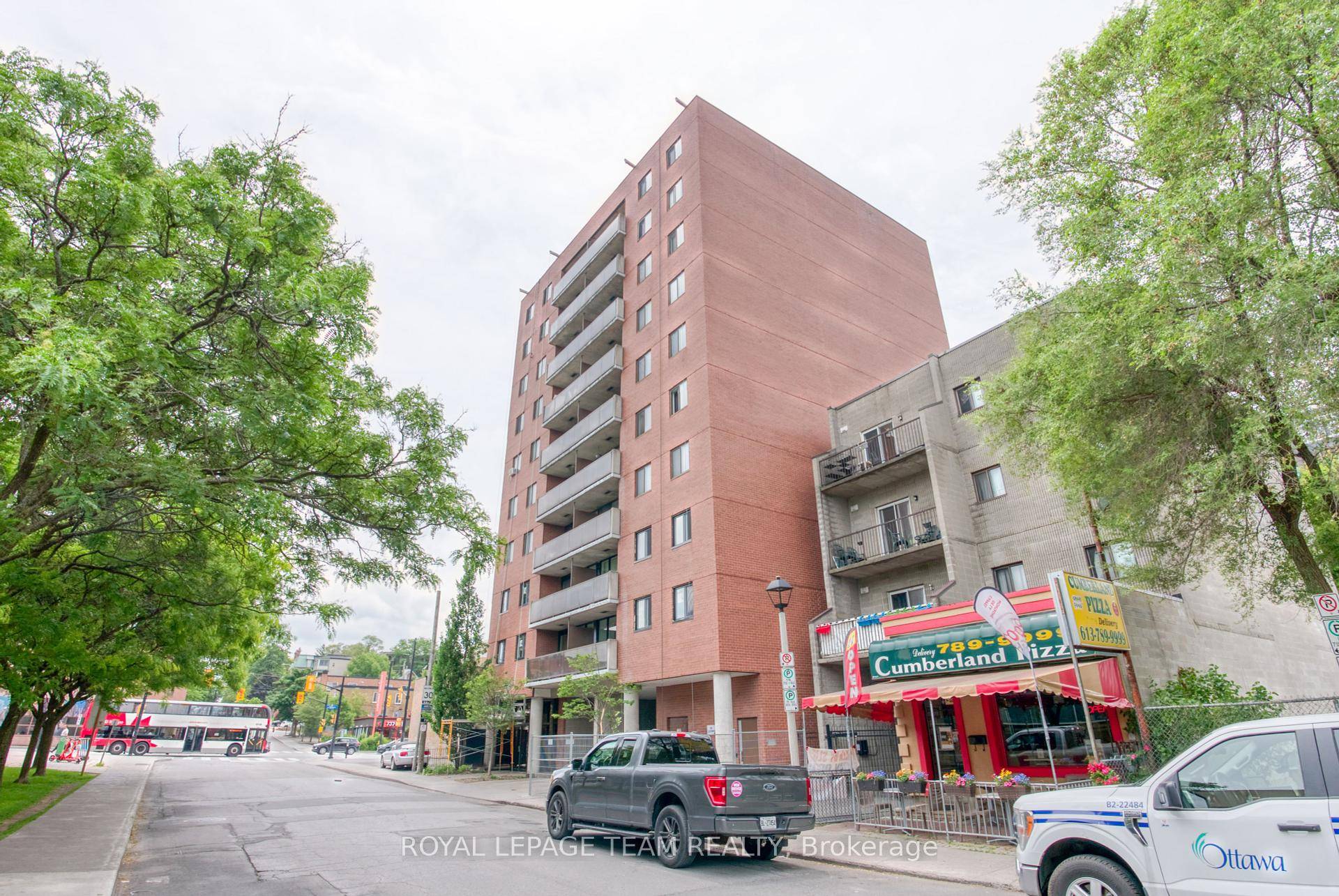 Bright and spacious 2 bed, 2 bath condo in the heart of downtown !