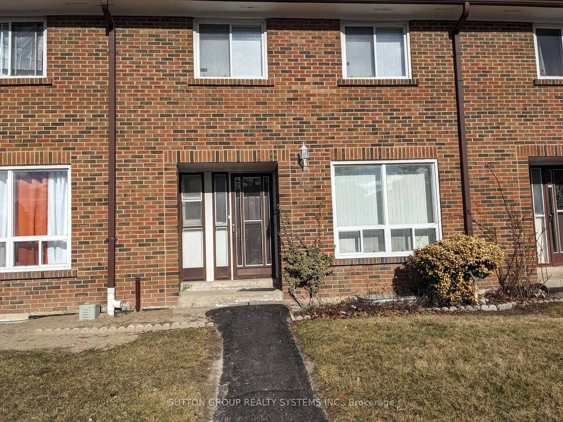 Lovely, eye pleasing condo townhouse having all amenities in walking distance, close to Univ of Toronto, the Woodlands high school, middle school, elementary school, walk to Westdale Mall with Freshco, ...