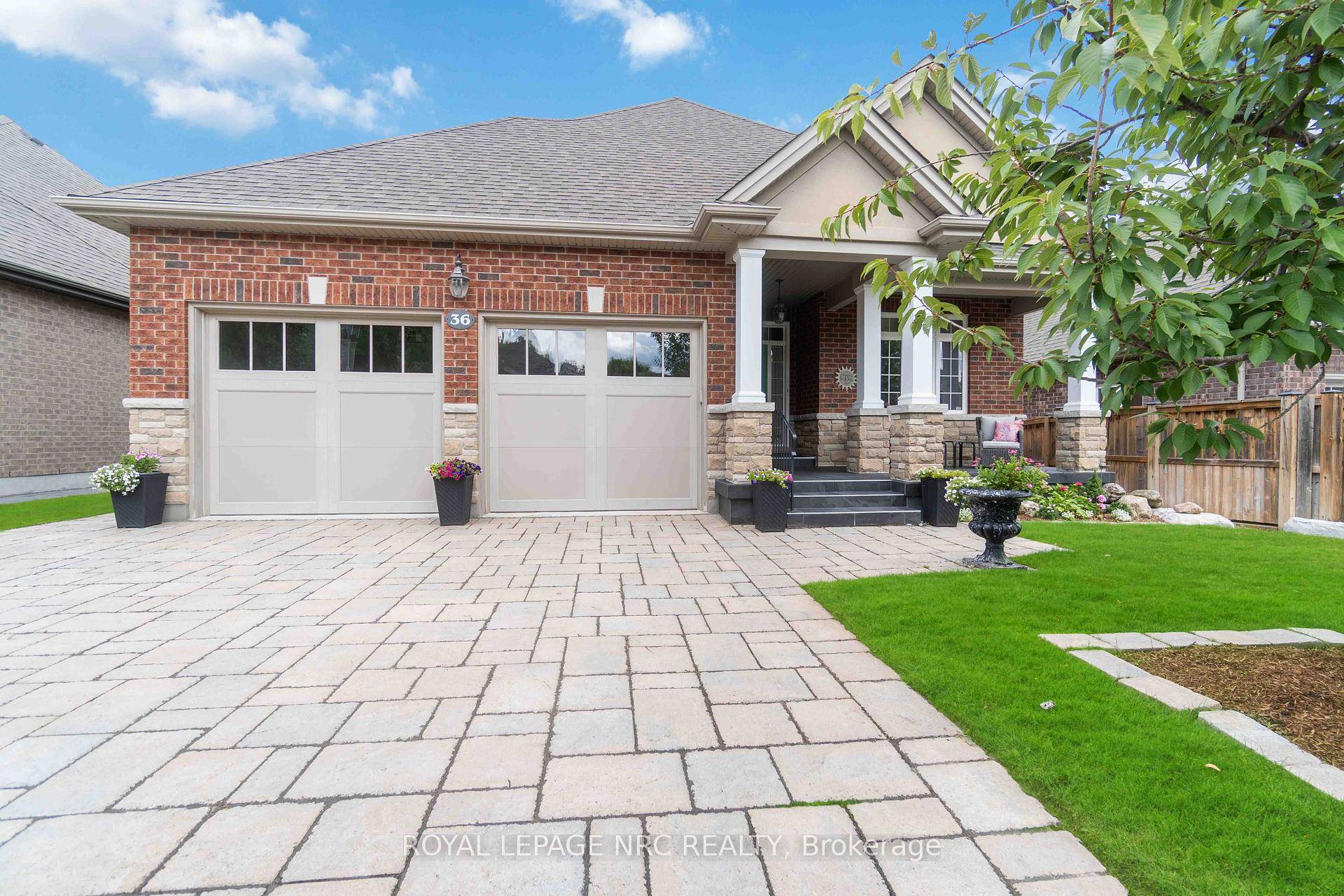 Charming bungalow in perfect location and bright spaces !