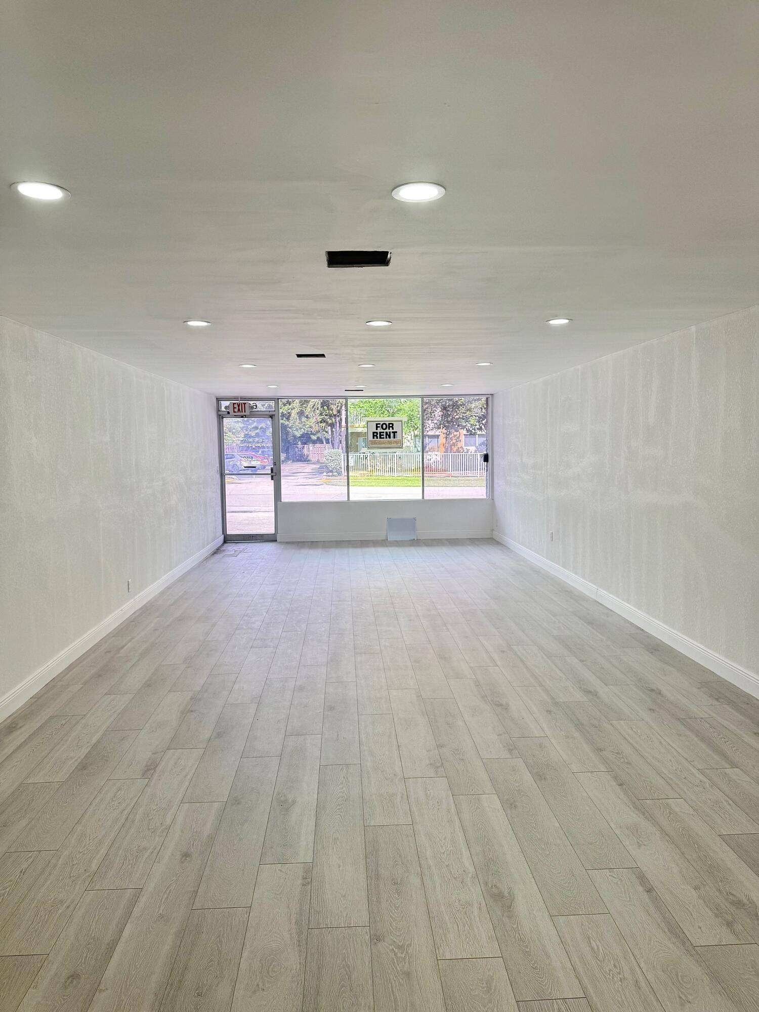 Flexible Commercial Space Recently updated 720 sq.