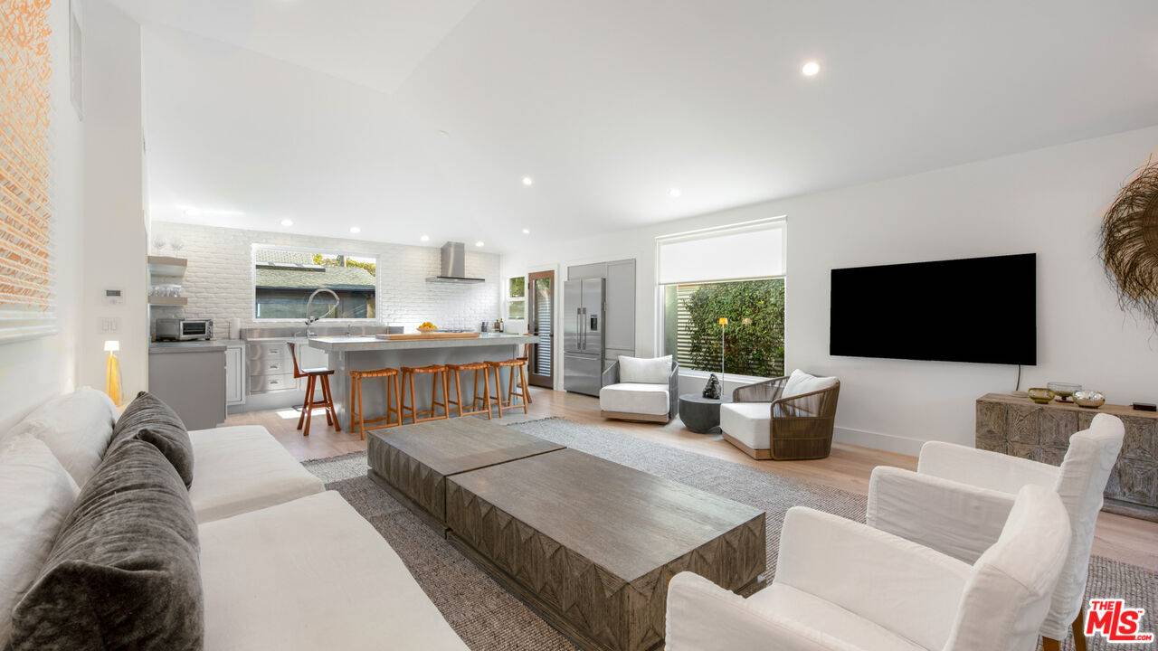 720   Angelus Pl 3BR Marina Del Rey La