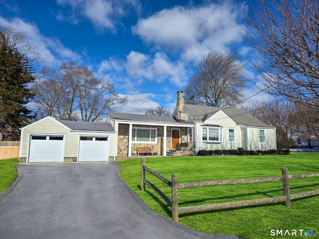 Live effortlessly on a quiet cul de sac in picturesque Westport's highly desirable Long Lots neighborhood.