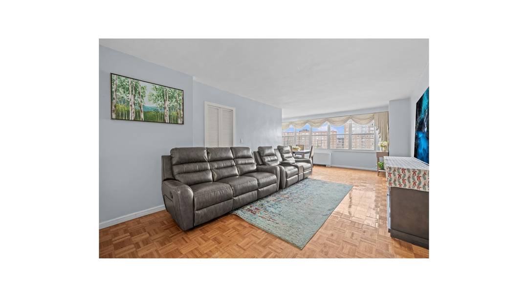 Welcome to this stunning 2 bedroom, 2 bathroom residence in the highly desirable River Point Towers, a full service building where all utilities are included in the maintenance, offering unmatched ...