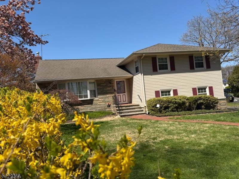 The Galloping Hill golf course could be your view from this pretty stone front and aluminum sided 3BR split level home located in the heart of the Fairway Park area ...