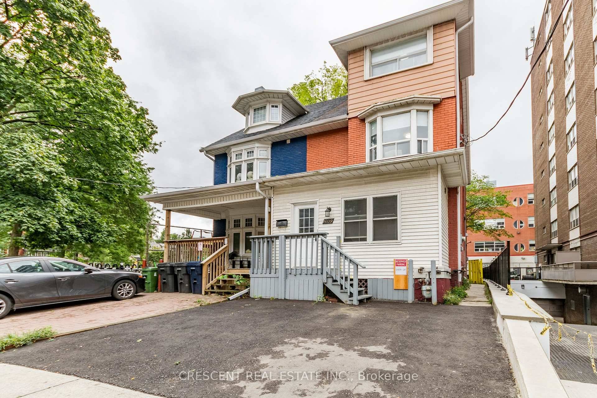 Welcome to this spacious 2 storey, 5 bedroom apartment in the ever vibrant Downtown Toronto !