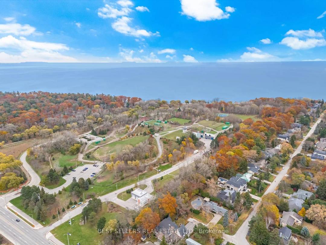 A new era of luxury, Steps to the LAKE Ontario !