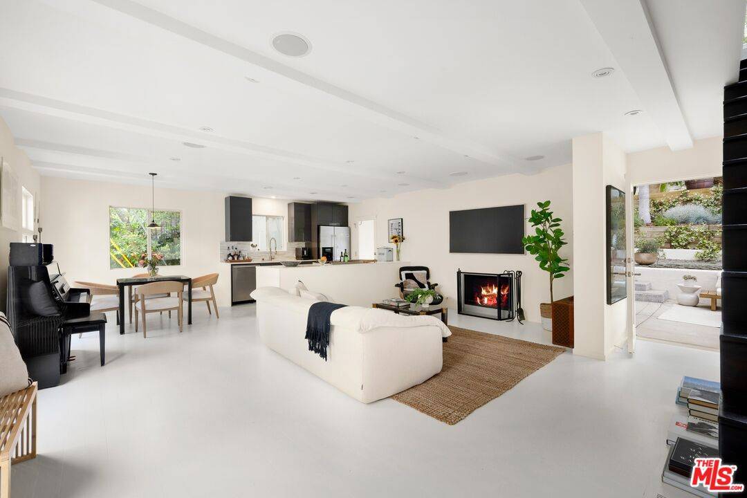 8215   Kirkwood Dr 2BR Hollywood Hills East La