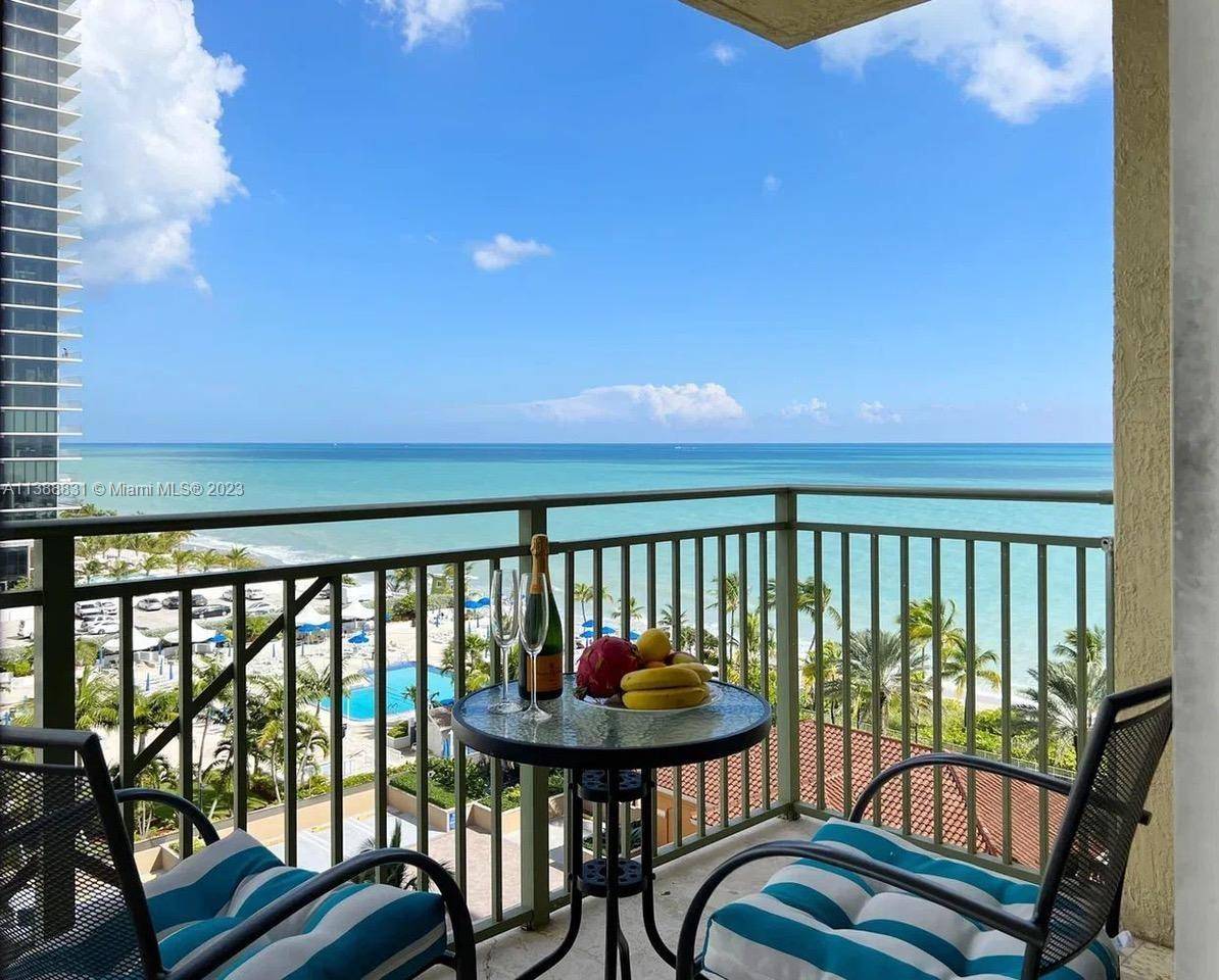 BEAUTIFUL REMODELED 2 BEDROOMS 2 FULL BATHROOMS WITH OCEAN VIEW, FULLY FURNISHED AND EQUIPPED.