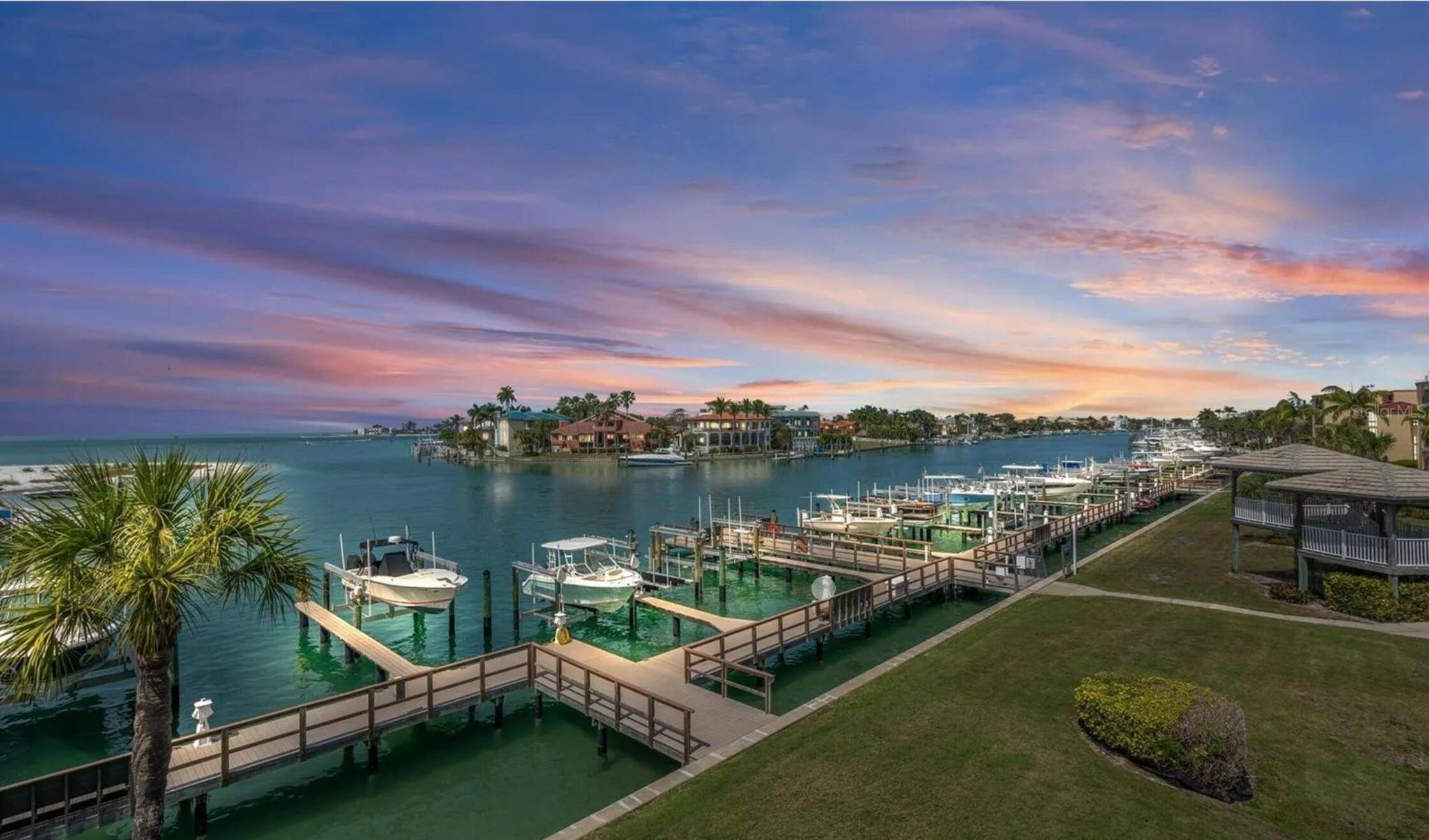 Fully furnished waterfront condo in Tierra Verde, FL, perfect for seasonal renters !